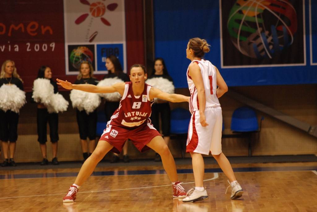 Latvijas sieviešu basketbola izlase 1. jūnijā Liepājas Olimpiskajā centrā savā pēdējā pārbaudes spēlē pirms Eiropas čempionāta basketbolā ar 84:67 (21:16, 15:9, 22:21, 28:21) uzvarēja Turcijas valstsvienību.
Autors: Uldis Dobelis