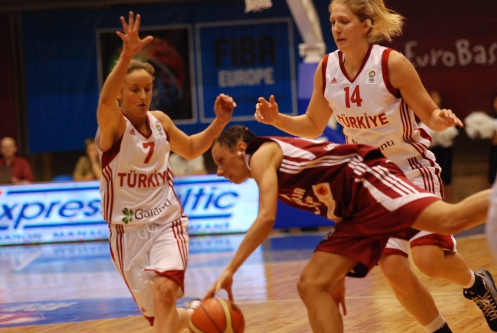 Latvijas sieviešu basketbola izlase 1. jūnijā Liepājas Olimpiskajā centrā savā pēdējā pārbaudes spēlē pirms Eiropas čempionāta basketbolā ar 84:67 (21:16, 15:9, 22:21, 28:21) uzvarēja Turcijas valstsvienību.
Autors: Uldis Dobelis