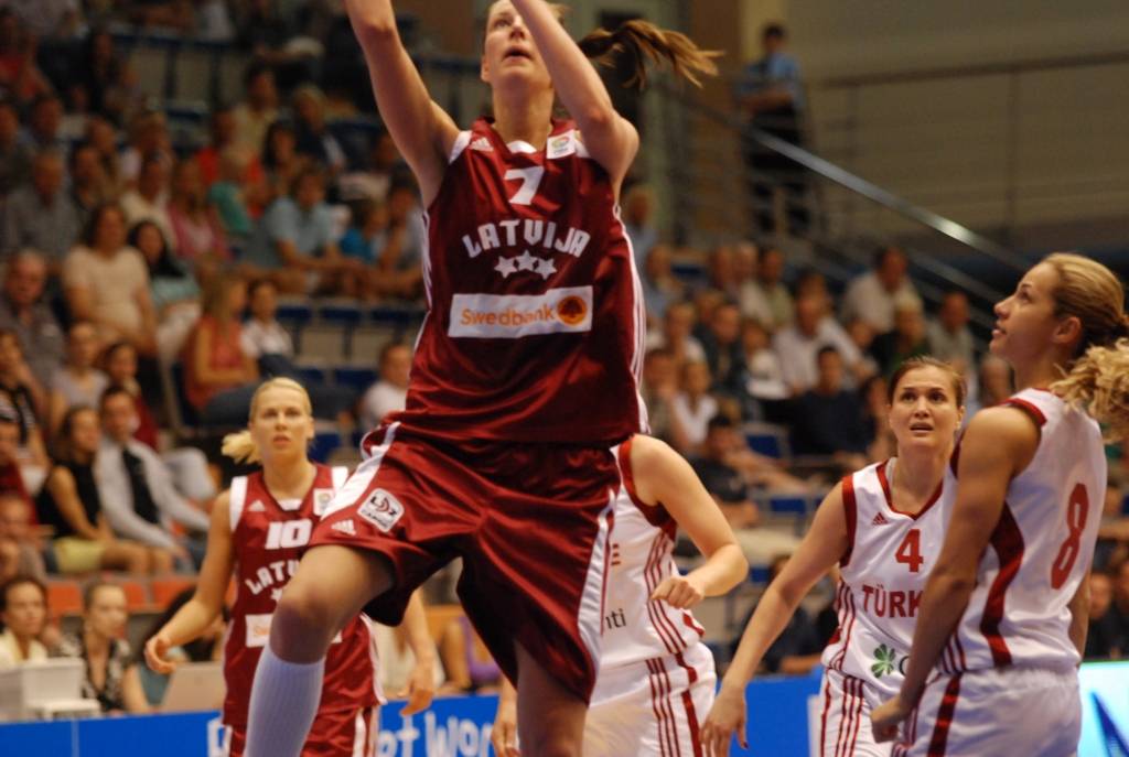 Latvijas sieviešu basketbola izlase 1. jūnijā Liepājas Olimpiskajā centrā savā pēdējā pārbaudes spēlē pirms Eiropas čempionāta basketbolā ar 84:67 (21:16, 15:9, 22:21, 28:21) uzvarēja Turcijas valstsvienību.
Autors: Uldis Dobelis
