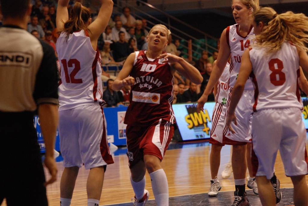 Latvijas sieviešu basketbola izlase 1. jūnijā Liepājas Olimpiskajā centrā savā pēdējā pārbaudes spēlē pirms Eiropas čempionāta basketbolā ar 84:67 (21:16, 15:9, 22:21, 28:21) uzvarēja Turcijas valstsvienību.
Autors: Uldis Dobelis