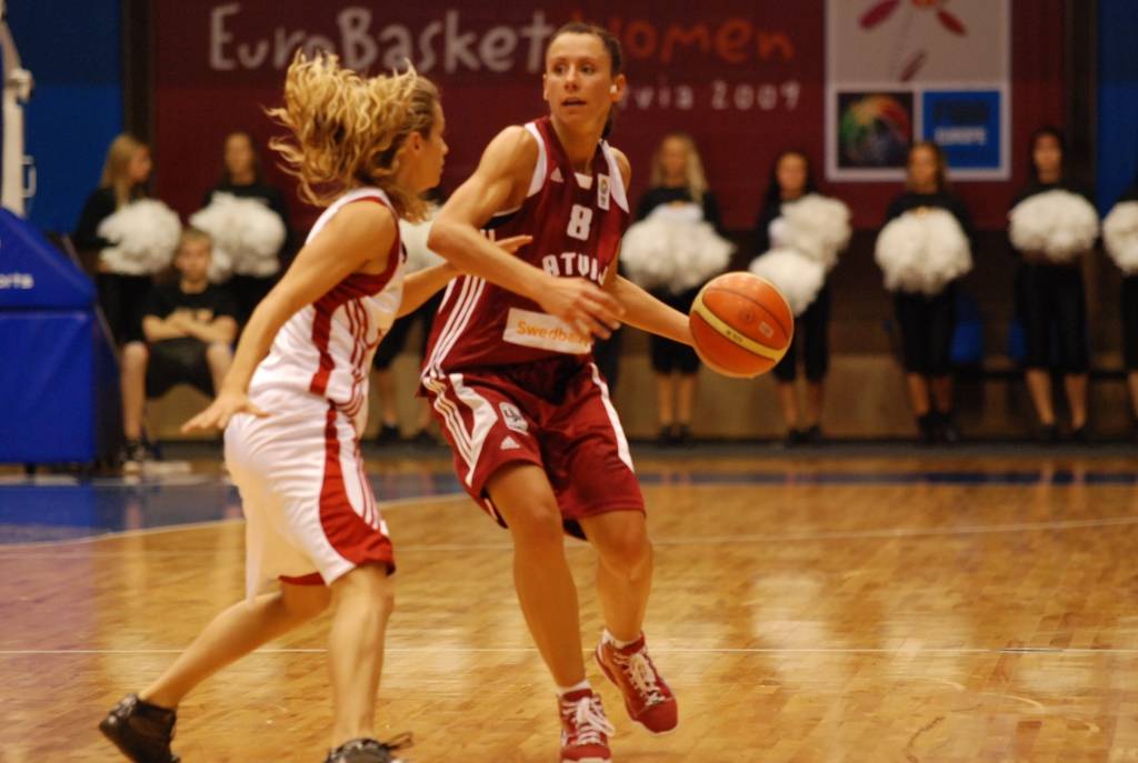 Latvijas sieviešu basketbola izlase 1. jūnijā Liepājas Olimpiskajā centrā savā pēdējā pārbaudes spēlē pirms Eiropas čempionāta basketbolā ar 84:67 (21:16, 15:9, 22:21, 28:21) uzvarēja Turcijas valstsvienību.
Autors: Uldis Dobelis