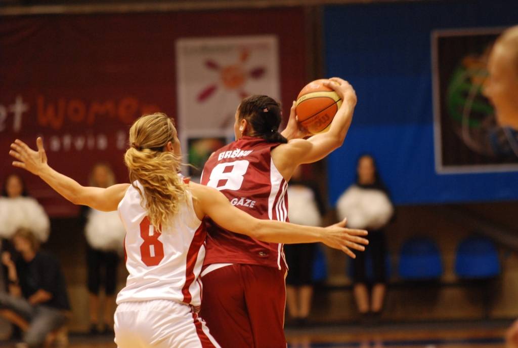 Latvijas sieviešu basketbola izlase 1. jūnijā Liepājas Olimpiskajā centrā savā pēdējā pārbaudes spēlē pirms Eiropas čempionāta basketbolā ar 84:67 (21:16, 15:9, 22:21, 28:21) uzvarēja Turcijas valstsvienību.
Autors: Uldis Dobelis