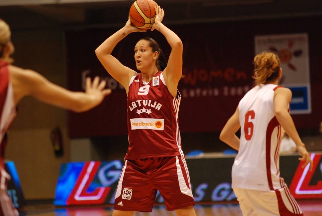 Latvijas sieviešu basketbola izlase 1. jūnijā Liepājas Olimpiskajā centrā savā pēdējā pārbaudes spēlē pirms Eiropas čempionāta basketbolā ar 84:67 (21:16, 15:9, 22:21, 28:21) uzvarēja Turcijas valstsvienību.
Autors: Uldis Dobelis