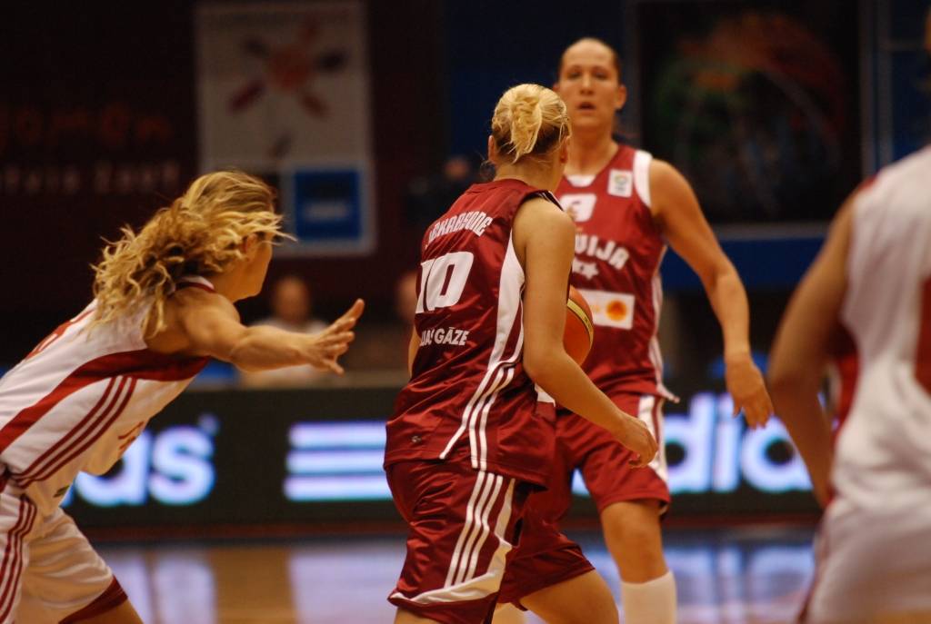 Latvijas sieviešu basketbola izlase 1. jūnijā Liepājas Olimpiskajā centrā savā pēdējā pārbaudes spēlē pirms Eiropas čempionāta basketbolā ar 84:67 (21:16, 15:9, 22:21, 28:21) uzvarēja Turcijas valstsvienību.
Autors: Uldis Dobelis