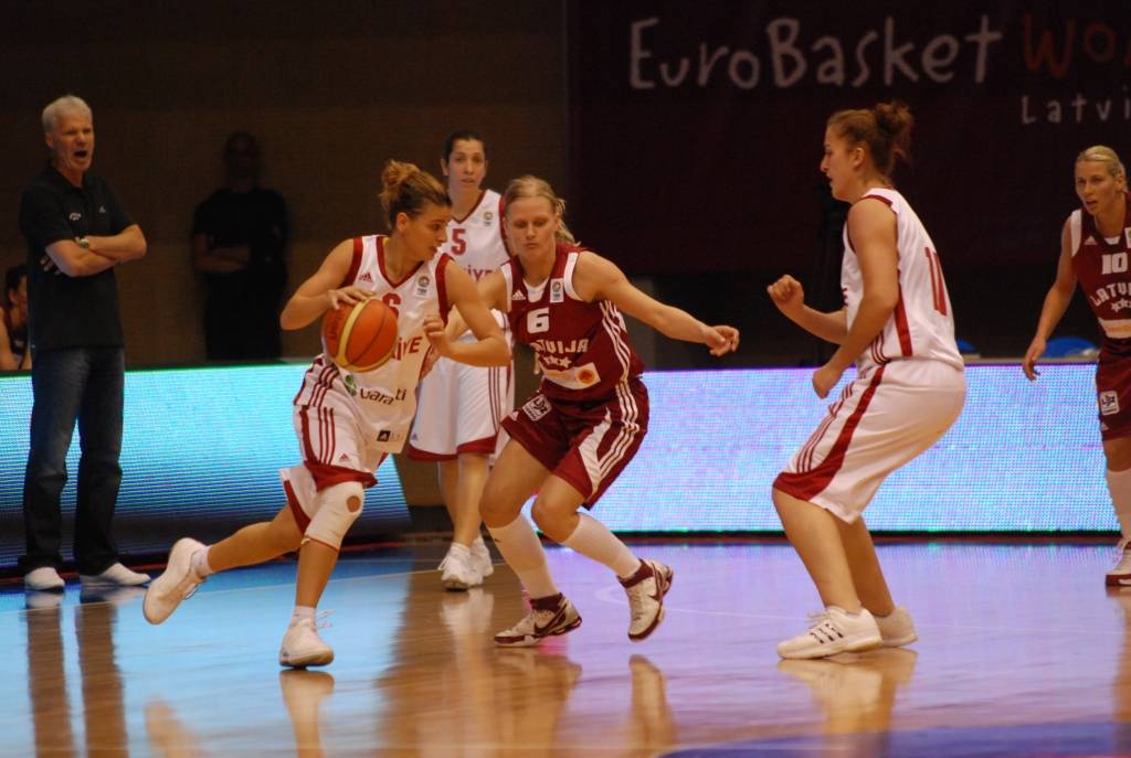 Latvijas sieviešu basketbola izlase 1. jūnijā Liepājas Olimpiskajā centrā savā pēdējā pārbaudes spēlē pirms Eiropas čempionāta basketbolā ar 84:67 (21:16, 15:9, 22:21, 28:21) uzvarēja Turcijas valstsvienību.
Autors: Uldis Dobelis