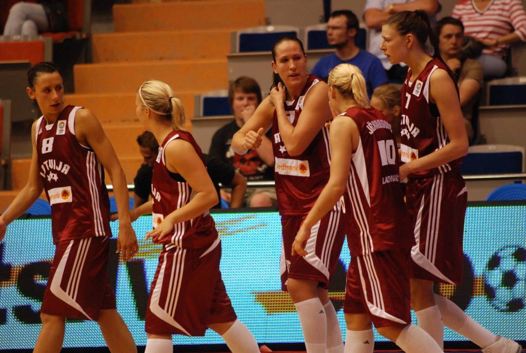 Latvijas sieviešu basketbola izlase 1. jūnijā Liepājas Olimpiskajā centrā savā pēdējā pārbaudes spēlē pirms Eiropas čempionāta basketbolā ar 84:67 (21:16, 15:9, 22:21, 28:21) uzvarēja Turcijas valstsvienību.
Autors: Uldis Dobelis