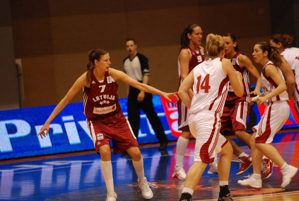Latvijas sieviešu basketbola izlase 1. jūnijā Liepājas Olimpiskajā centrā savā pēdējā pārbaudes spēlē pirms Eiropas čempionāta basketbolā ar 84:67 (21:16, 15:9, 22:21, 28:21) uzvarēja Turcijas valstsvienību.
Autors: Uldis Dobelis