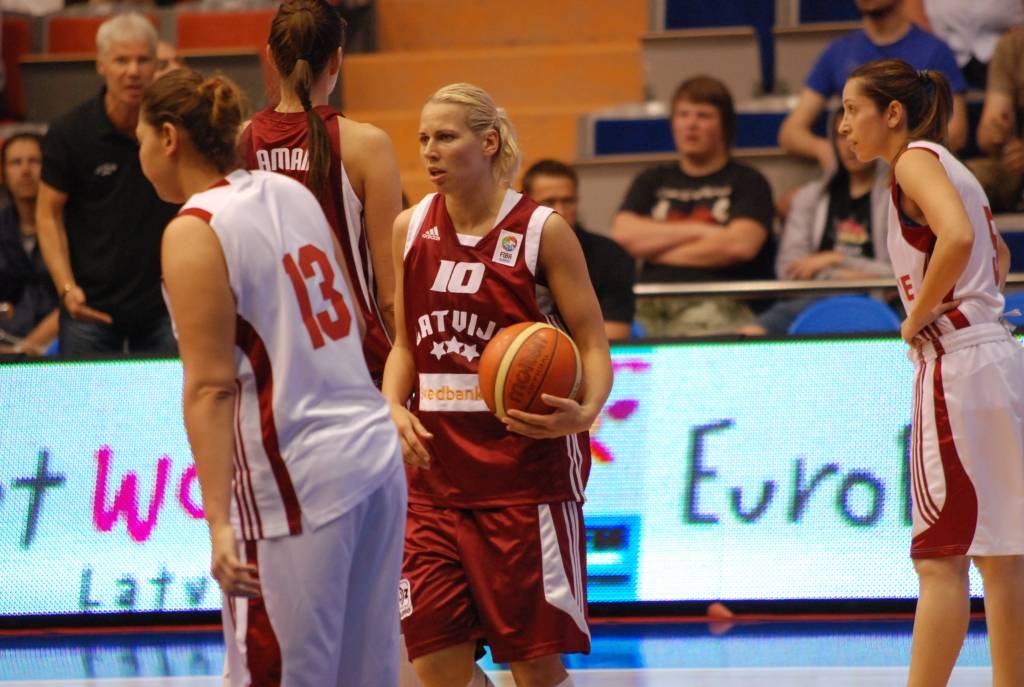 Latvijas sieviešu basketbola izlase 1. jūnijā Liepājas Olimpiskajā centrā savā pēdējā pārbaudes spēlē pirms Eiropas čempionāta basketbolā ar 84:67 (21:16, 15:9, 22:21, 28:21) uzvarēja Turcijas valstsvienību.
Autors: Uldis Dobelis