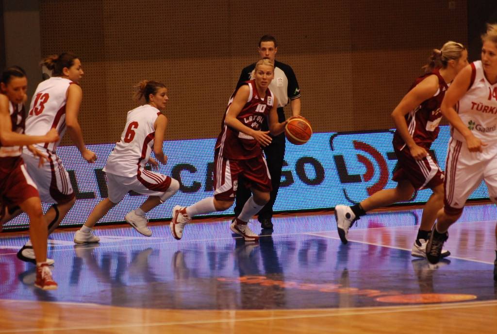Latvijas sieviešu basketbola izlase 1. jūnijā Liepājas Olimpiskajā centrā savā pēdējā pārbaudes spēlē pirms Eiropas čempionāta basketbolā ar 84:67 (21:16, 15:9, 22:21, 28:21) uzvarēja Turcijas valstsvienību.
Autors: Uldis Dobelis