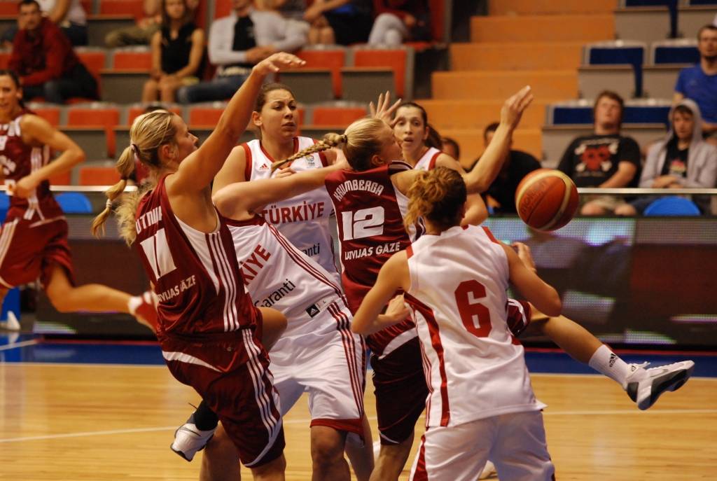 Latvijas sieviešu basketbola izlase 1. jūnijā Liepājas Olimpiskajā centrā savā pēdējā pārbaudes spēlē pirms Eiropas čempionāta basketbolā ar 84:67 (21:16, 15:9, 22:21, 28:21) uzvarēja Turcijas valstsvienību.
Autors: Uldis Dobelis
