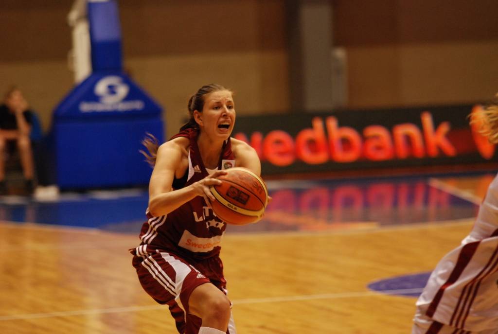 Latvijas sieviešu basketbola izlase 1. jūnijā Liepājas Olimpiskajā centrā savā pēdējā pārbaudes spēlē pirms Eiropas čempionāta basketbolā ar 84:67 (21:16, 15:9, 22:21, 28:21) uzvarēja Turcijas valstsvienību.
Autors: Uldis Dobelis