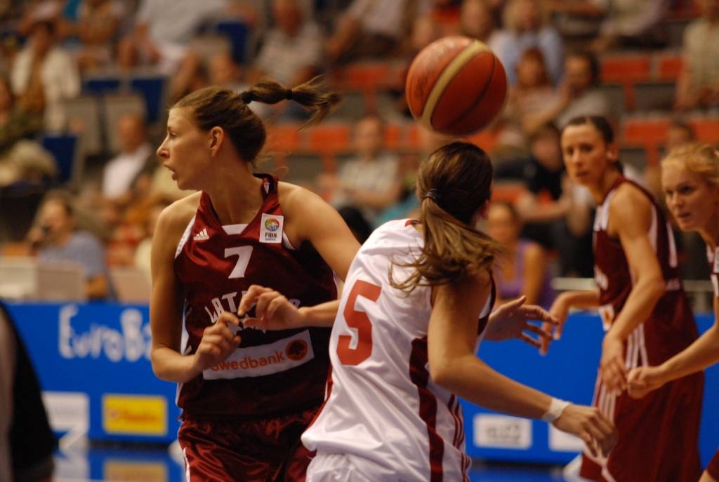 Latvijas sieviešu basketbola izlase 1. jūnijā Liepājas Olimpiskajā centrā savā pēdējā pārbaudes spēlē pirms Eiropas čempionāta basketbolā ar 84:67 (21:16, 15:9, 22:21, 28:21) uzvarēja Turcijas valstsvienību.
Autors: Uldis Dobelis