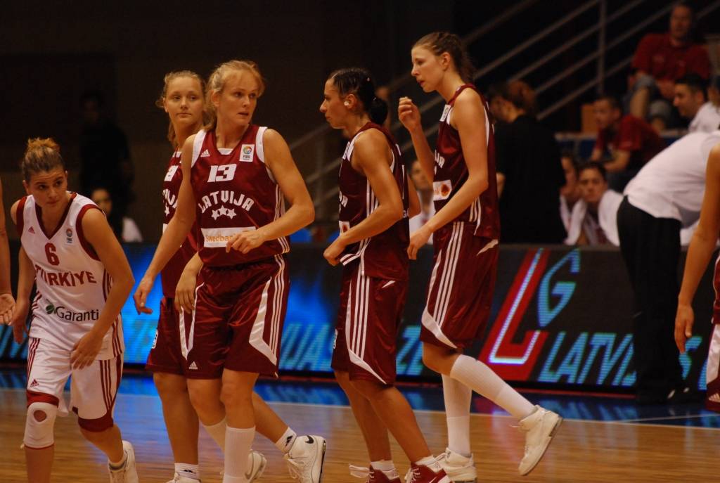 Latvijas sieviešu basketbola izlase 1. jūnijā Liepājas Olimpiskajā centrā savā pēdējā pārbaudes spēlē pirms Eiropas čempionāta basketbolā ar 84:67 (21:16, 15:9, 22:21, 28:21) uzvarēja Turcijas valstsvienību.
Autors: Uldis Dobelis