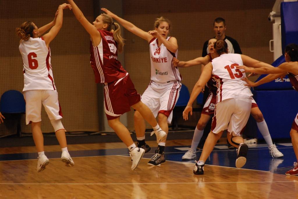 Latvijas sieviešu basketbola izlase 1. jūnijā Liepājas Olimpiskajā centrā savā pēdējā pārbaudes spēlē pirms Eiropas čempionāta basketbolā ar 84:67 (21:16, 15:9, 22:21, 28:21) uzvarēja Turcijas valstsvienību.
Autors: Uldis Dobelis