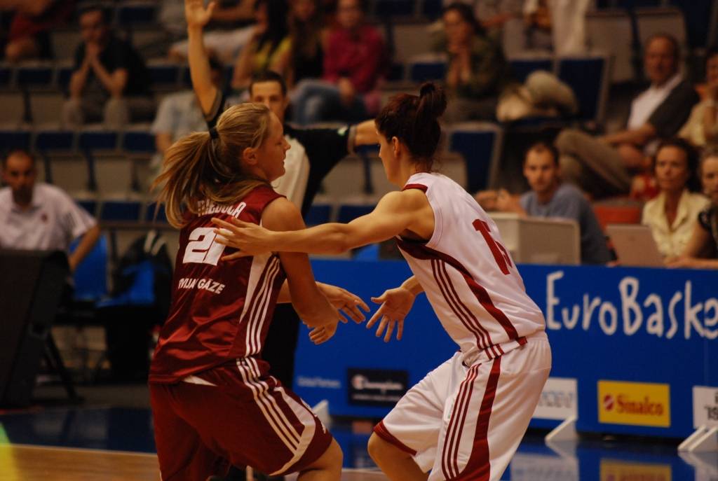 Latvijas sieviešu basketbola izlase 1. jūnijā Liepājas Olimpiskajā centrā savā pēdējā pārbaudes spēlē pirms Eiropas čempionāta basketbolā ar 84:67 (21:16, 15:9, 22:21, 28:21) uzvarēja Turcijas valstsvienību.
Autors: Uldis Dobelis
