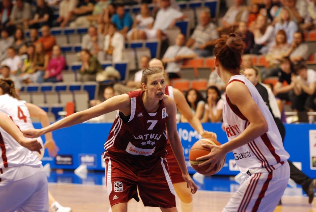 Latvijas sieviešu basketbola izlase 1. jūnijā Liepājas Olimpiskajā centrā savā pēdējā pārbaudes spēlē pirms Eiropas čempionāta basketbolā ar 84:67 (21:16, 15:9, 22:21, 28:21) uzvarēja Turcijas valstsvienību.
Autors: Uldis Dobelis