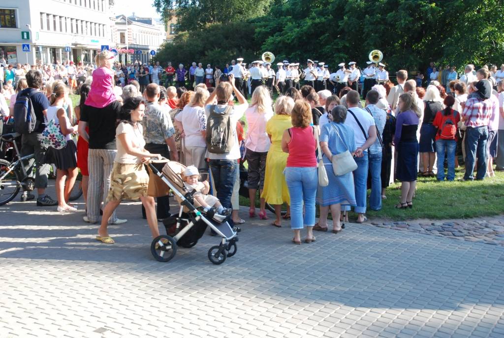 Šogad visā Latvijā ar vairākiem pasākumiem plaši tiek atzīmēta Latvijas armijas dibināšanas 90. gadadiena. Nacionālo Bruņoto spēku orķestris jau trīsreiz nospēlējis arī Liepājā (vakar, 29. jūlijā, – Rožu laukumā), vēl uz divām defilē...