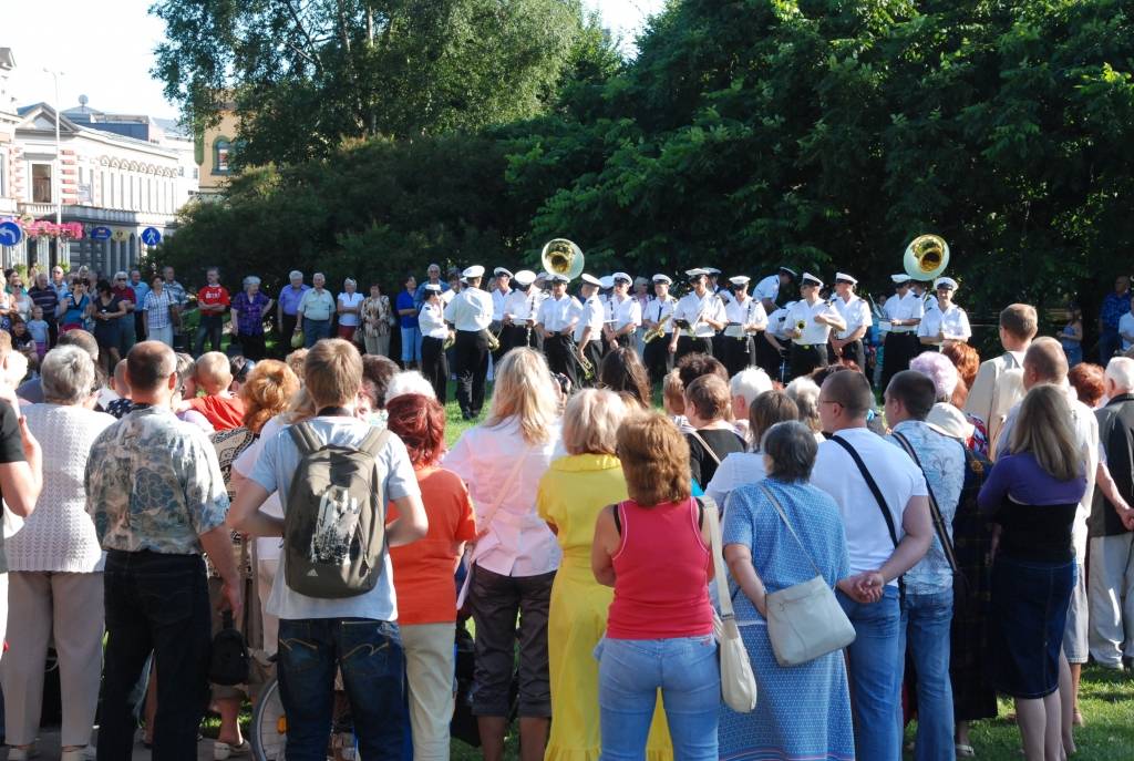 Šogad visā Latvijā ar vairākiem pasākumiem plaši tiek atzīmēta Latvijas armijas dibināšanas 90. gadadiena. Nacionālo Bruņoto spēku orķestris jau trīsreiz nospēlējis arī Liepājā (vakar, 29. jūlijā, – Rožu laukumā), vēl uz divām defilē...