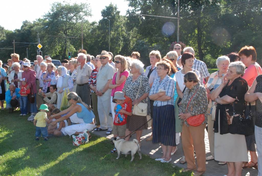 Šogad visā Latvijā ar vairākiem pasākumiem plaši tiek atzīmēta Latvijas armijas dibināšanas 90. gadadiena. Nacionālo Bruņoto spēku orķestris jau trīsreiz nospēlējis arī Liepājā (vakar, 29. jūlijā, – Rožu laukumā), vēl uz divām defilē...
