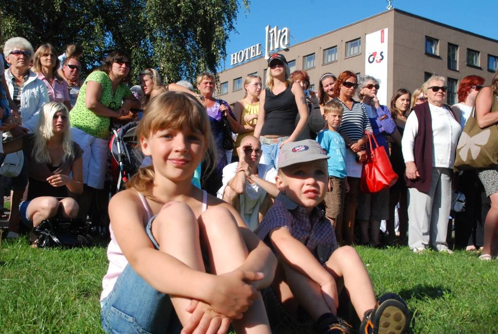 Šogad visā Latvijā ar vairākiem pasākumiem plaši tiek atzīmēta Latvijas armijas dibināšanas 90. gadadiena. Nacionālo Bruņoto spēku orķestris jau trīsreiz nospēlējis arī Liepājā (vakar, 29. jūlijā, – Rožu laukumā), vēl uz divām defilē...