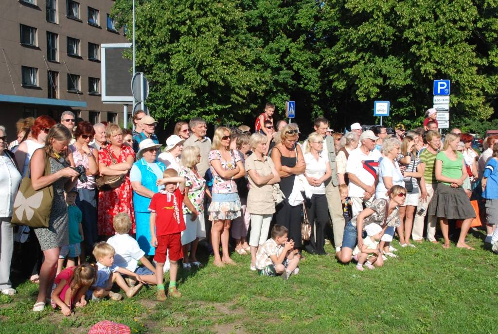 Šogad visā Latvijā ar vairākiem pasākumiem plaši tiek atzīmēta Latvijas armijas dibināšanas 90. gadadiena. Nacionālo Bruņoto spēku orķestris jau trīsreiz nospēlējis arī Liepājā (vakar, 29. jūlijā, – Rožu laukumā), vēl uz divām defilē...