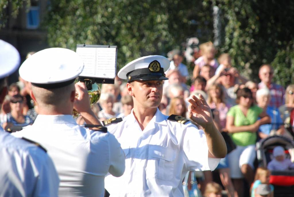 Šogad visā Latvijā ar vairākiem pasākumiem plaši tiek atzīmēta Latvijas armijas dibināšanas 90. gadadiena. Nacionālo Bruņoto spēku orķestris jau trīsreiz nospēlējis arī Liepājā (vakar, 29. jūlijā, – Rožu laukumā), vēl uz divām defilē...