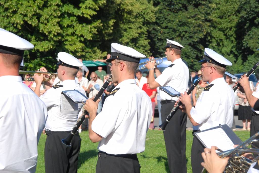 Šogad visā Latvijā ar vairākiem pasākumiem plaši tiek atzīmēta Latvijas armijas dibināšanas 90. gadadiena. Nacionālo Bruņoto spēku orķestris jau trīsreiz nospēlējis arī Liepājā (vakar, 29. jūlijā, – Rožu laukumā), vēl uz divām defilē...