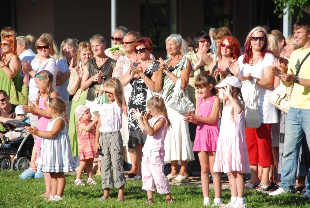 Šogad visā Latvijā ar vairākiem pasākumiem plaši tiek atzīmēta Latvijas armijas dibināšanas 90. gadadiena. Nacionālo Bruņoto spēku orķestris jau trīsreiz nospēlējis arī Liepājā (vakar, 29. jūlijā, – Rožu laukumā), vēl uz divām defilē...