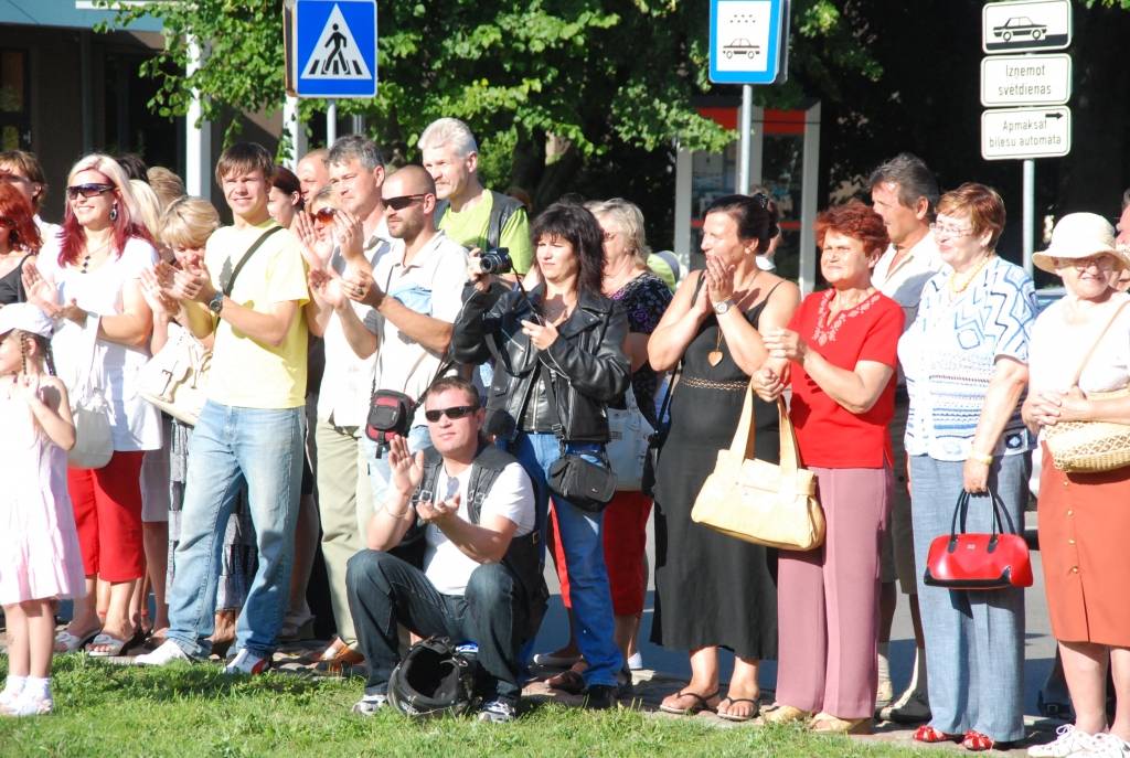 Šogad visā Latvijā ar vairākiem pasākumiem plaši tiek atzīmēta Latvijas armijas dibināšanas 90. gadadiena. Nacionālo Bruņoto spēku orķestris jau trīsreiz nospēlējis arī Liepājā (vakar, 29. jūlijā, – Rožu laukumā), vēl uz divām defilē...