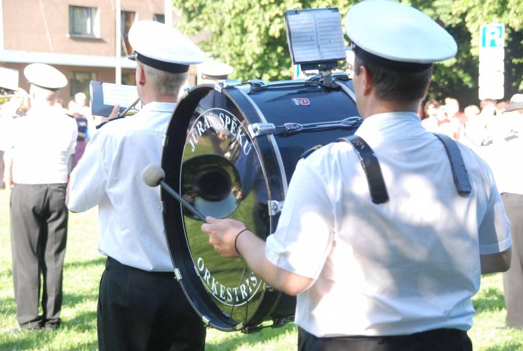 Šogad visā Latvijā ar vairākiem pasākumiem plaši tiek atzīmēta Latvijas armijas dibināšanas 90. gadadiena. Nacionālo Bruņoto spēku orķestris jau trīsreiz nospēlējis arī Liepājā (vakar, 29. jūlijā, – Rožu laukumā), vēl uz divām defilē...