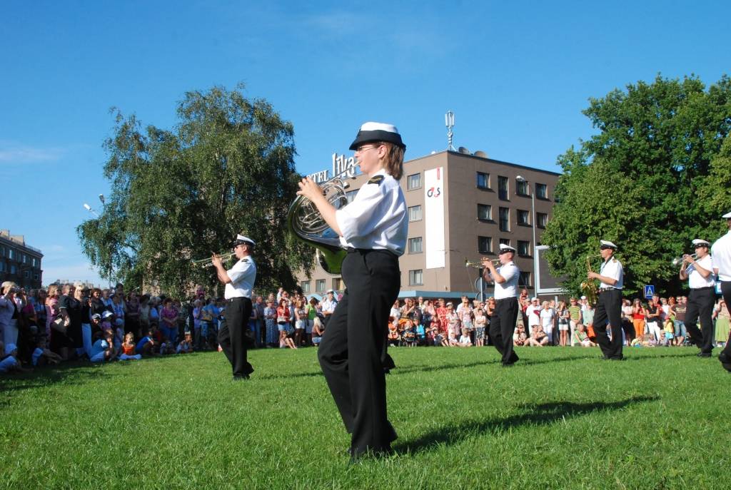 Šogad visā Latvijā ar vairākiem pasākumiem plaši tiek atzīmēta Latvijas armijas dibināšanas 90. gadadiena. Nacionālo Bruņoto spēku orķestris jau trīsreiz nospēlējis arī Liepājā (vakar, 29. jūlijā, – Rožu laukumā), vēl uz divām defilē...