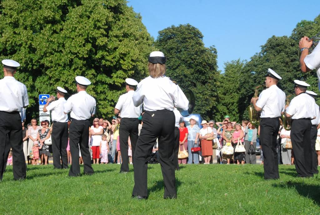 Šogad visā Latvijā ar vairākiem pasākumiem plaši tiek atzīmēta Latvijas armijas dibināšanas 90. gadadiena. Nacionālo Bruņoto spēku orķestris jau trīsreiz nospēlējis arī Liepājā (vakar, 29. jūlijā, – Rožu laukumā), vēl uz divām defilē...