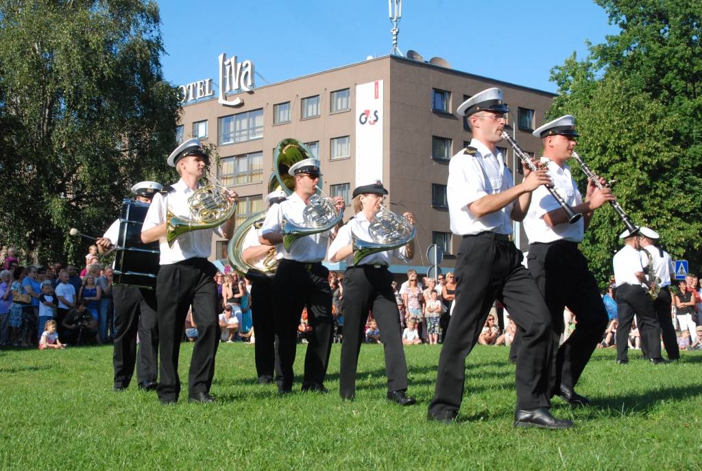 Šogad visā Latvijā ar vairākiem pasākumiem plaši tiek atzīmēta Latvijas armijas dibināšanas 90. gadadiena. Nacionālo Bruņoto spēku orķestris jau trīsreiz nospēlējis arī Liepājā (vakar, 29. jūlijā, – Rožu laukumā), vēl uz divām defilē...