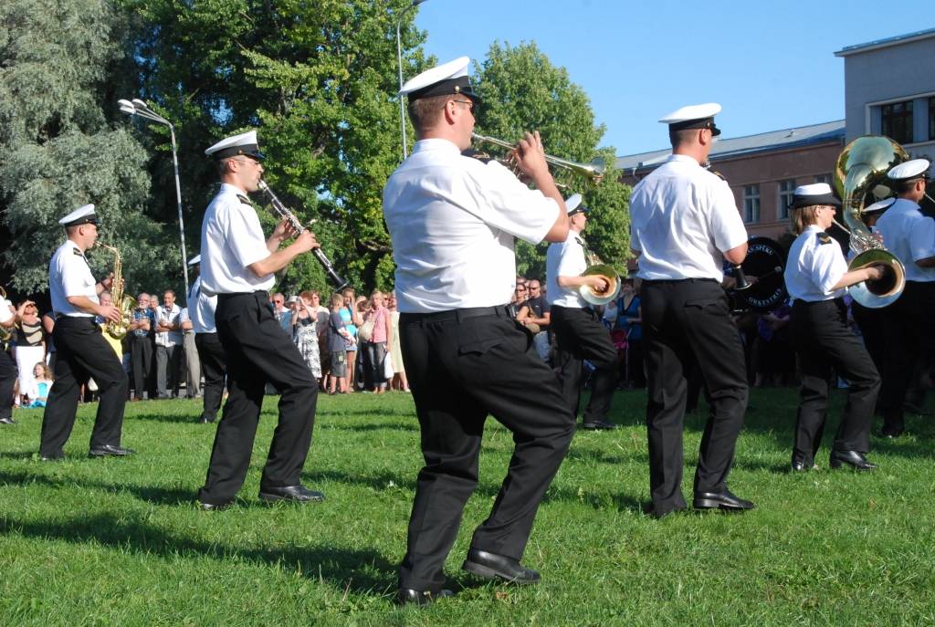 Šogad visā Latvijā ar vairākiem pasākumiem plaši tiek atzīmēta Latvijas armijas dibināšanas 90. gadadiena. Nacionālo Bruņoto spēku orķestris jau trīsreiz nospēlējis arī Liepājā (vakar, 29. jūlijā, – Rožu laukumā), vēl uz divām defilē...