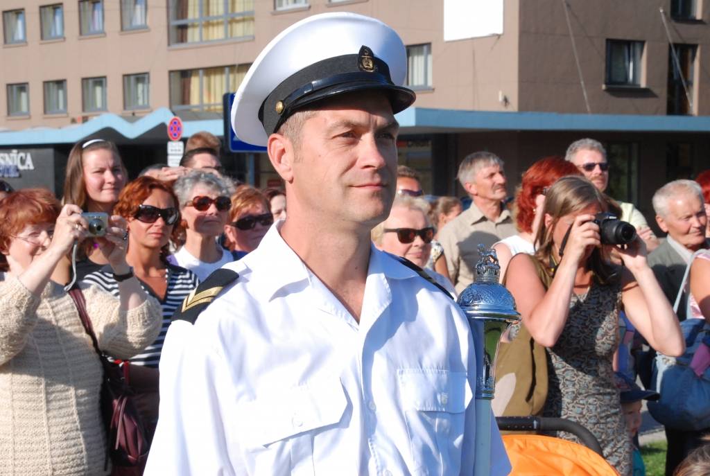 Šogad visā Latvijā ar vairākiem pasākumiem plaši tiek atzīmēta Latvijas armijas dibināšanas 90. gadadiena. Nacionālo Bruņoto spēku orķestris jau trīsreiz nospēlējis arī Liepājā (vakar, 29. jūlijā, – Rožu laukumā), vēl uz divām defilē...