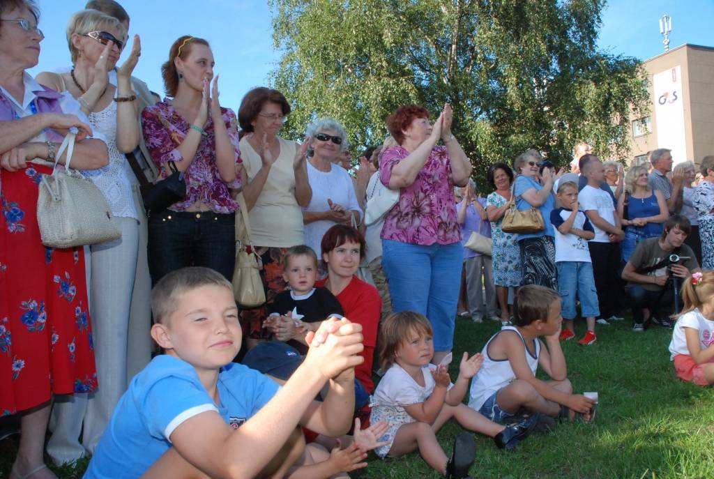 Šogad visā Latvijā ar vairākiem pasākumiem plaši tiek atzīmēta Latvijas armijas dibināšanas 90. gadadiena. Nacionālo Bruņoto spēku orķestris jau trīsreiz nospēlējis arī Liepājā (vakar, 29. jūlijā, – Rožu laukumā), vēl uz divām defilē...