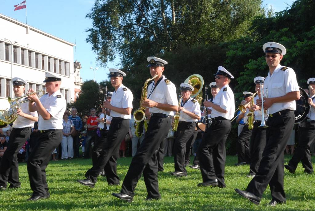 Šogad visā Latvijā ar vairākiem pasākumiem plaši tiek atzīmēta Latvijas armijas dibināšanas 90. gadadiena. Nacionālo Bruņoto spēku orķestris jau trīsreiz nospēlējis arī Liepājā (vakar, 29. jūlijā, – Rožu laukumā), vēl uz divām defilē...