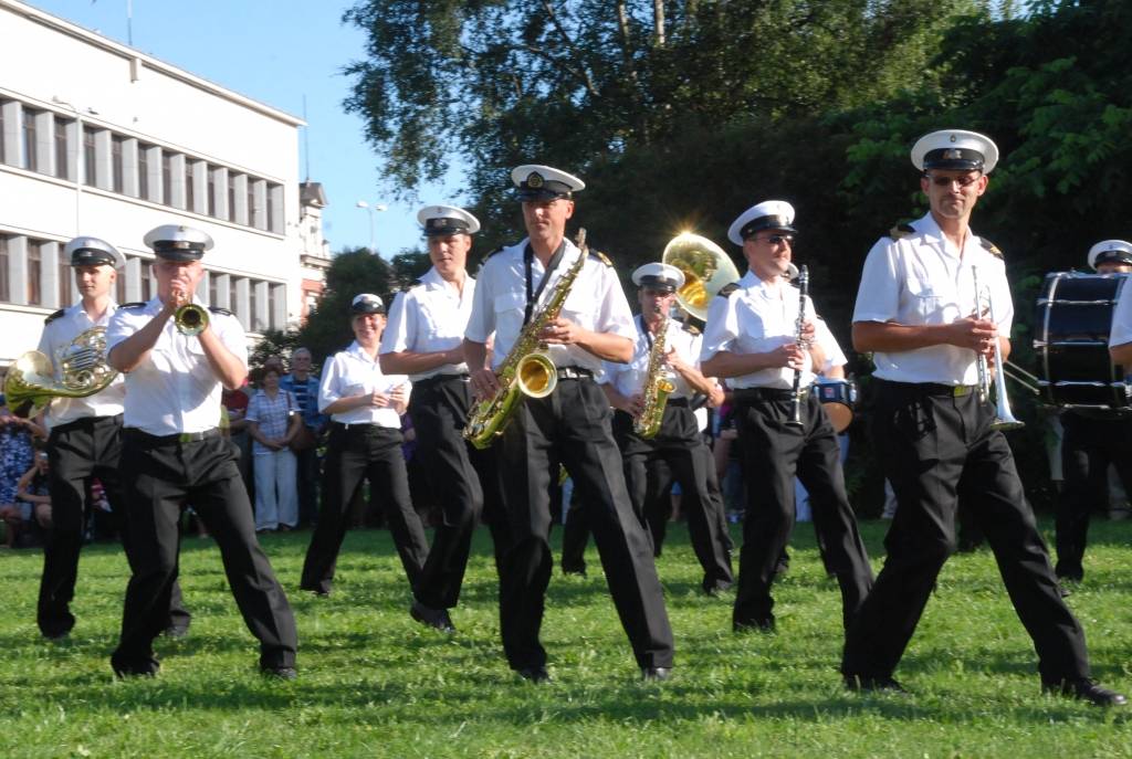 Šogad visā Latvijā ar vairākiem pasākumiem plaši tiek atzīmēta Latvijas armijas dibināšanas 90. gadadiena. Nacionālo Bruņoto spēku orķestris jau trīsreiz nospēlējis arī Liepājā (vakar, 29. jūlijā, – Rožu laukumā), vēl uz divām defilē...
