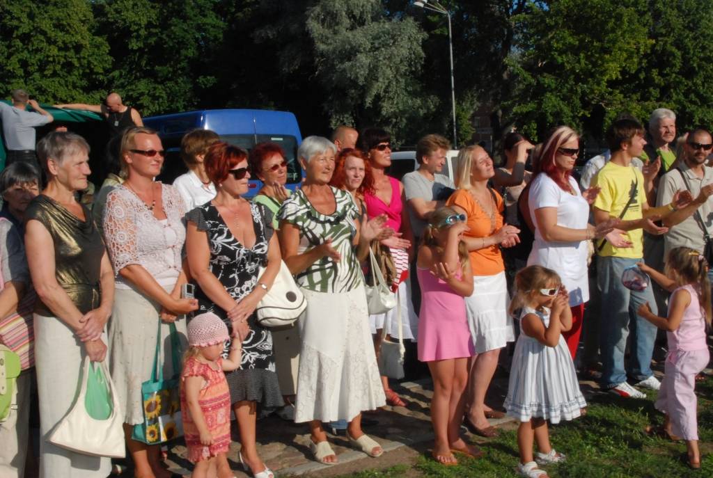 Šogad visā Latvijā ar vairākiem pasākumiem plaši tiek atzīmēta Latvijas armijas dibināšanas 90. gadadiena. Nacionālo Bruņoto spēku orķestris jau trīsreiz nospēlējis arī Liepājā (vakar, 29. jūlijā, – Rožu laukumā), vēl uz divām defilē...