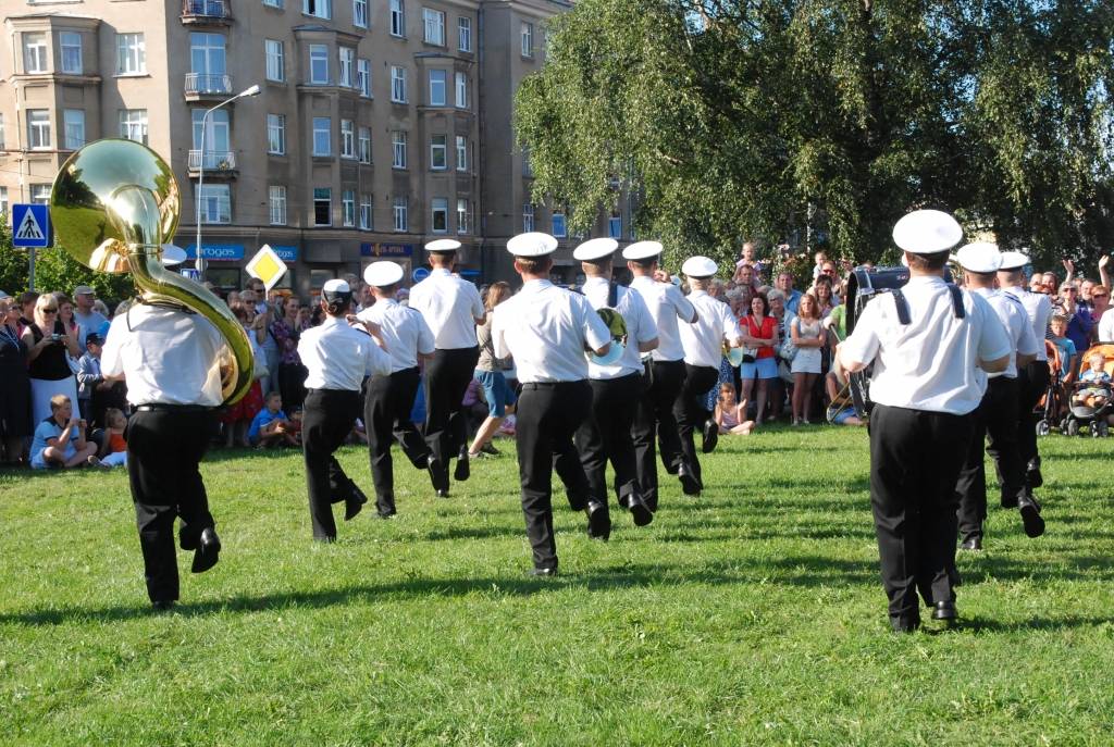 Šogad visā Latvijā ar vairākiem pasākumiem plaši tiek atzīmēta Latvijas armijas dibināšanas 90. gadadiena. Nacionālo Bruņoto spēku orķestris jau trīsreiz nospēlējis arī Liepājā (vakar, 29. jūlijā, – Rožu laukumā), vēl uz divām defilē...