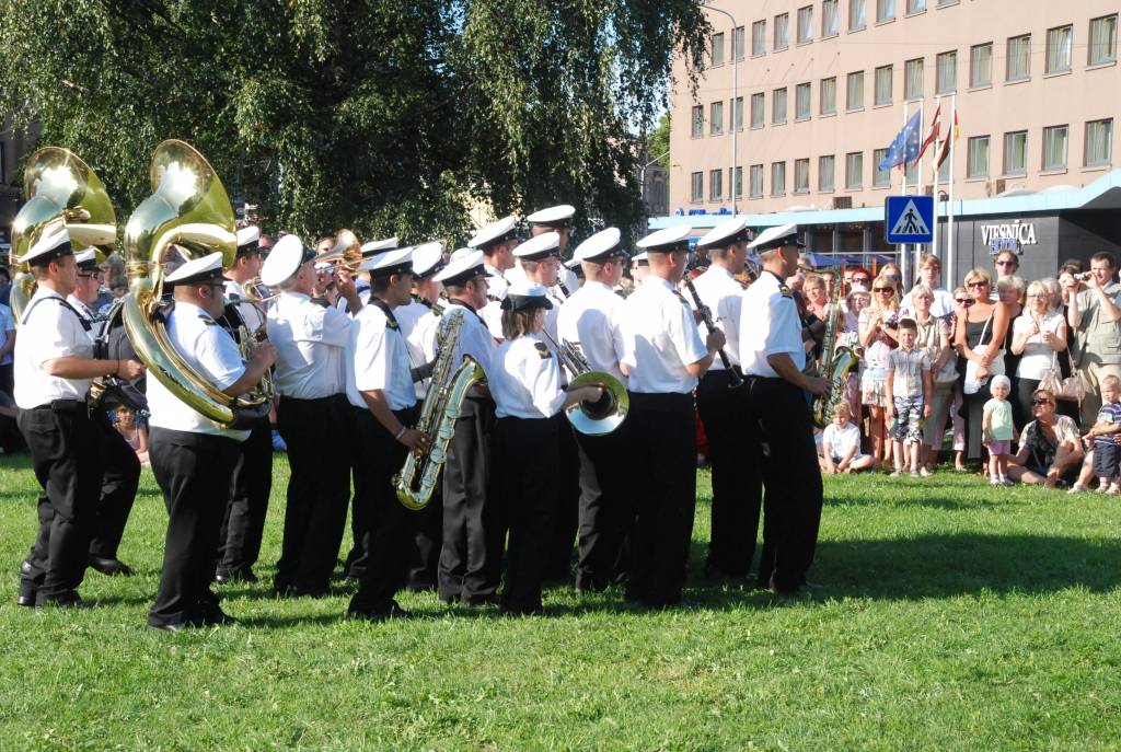 Šogad visā Latvijā ar vairākiem pasākumiem plaši tiek atzīmēta Latvijas armijas dibināšanas 90. gadadiena. Nacionālo Bruņoto spēku orķestris jau trīsreiz nospēlējis arī Liepājā (vakar, 29. jūlijā, – Rožu laukumā), vēl uz divām defilē...
