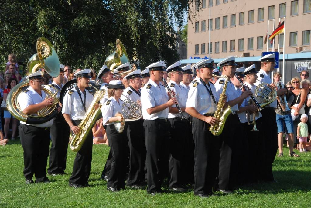 Šogad visā Latvijā ar vairākiem pasākumiem plaši tiek atzīmēta Latvijas armijas dibināšanas 90. gadadiena. Nacionālo Bruņoto spēku orķestris jau trīsreiz nospēlējis arī Liepājā (vakar, 29. jūlijā, – Rožu laukumā), vēl uz divām defilē...