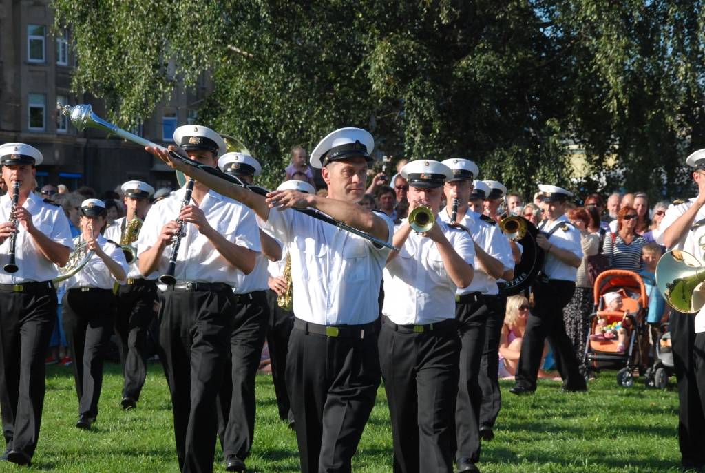 Šogad visā Latvijā ar vairākiem pasākumiem plaši tiek atzīmēta Latvijas armijas dibināšanas 90. gadadiena. Nacionālo Bruņoto spēku orķestris jau trīsreiz nospēlējis arī Liepājā (vakar, 29. jūlijā, – Rožu laukumā), vēl uz divām defilē...