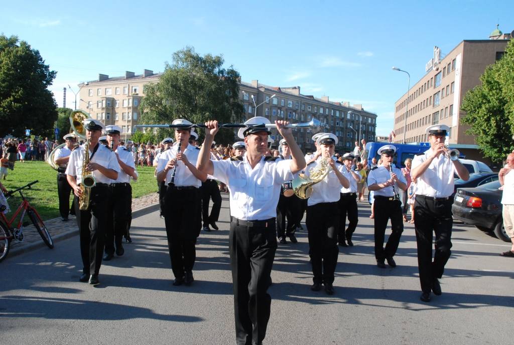 Šogad visā Latvijā ar vairākiem pasākumiem plaši tiek atzīmēta Latvijas armijas dibināšanas 90. gadadiena. Nacionālo Bruņoto spēku orķestris jau trīsreiz nospēlējis arī Liepājā (vakar, 29. jūlijā, – Rožu laukumā), vēl uz divām defilē...
