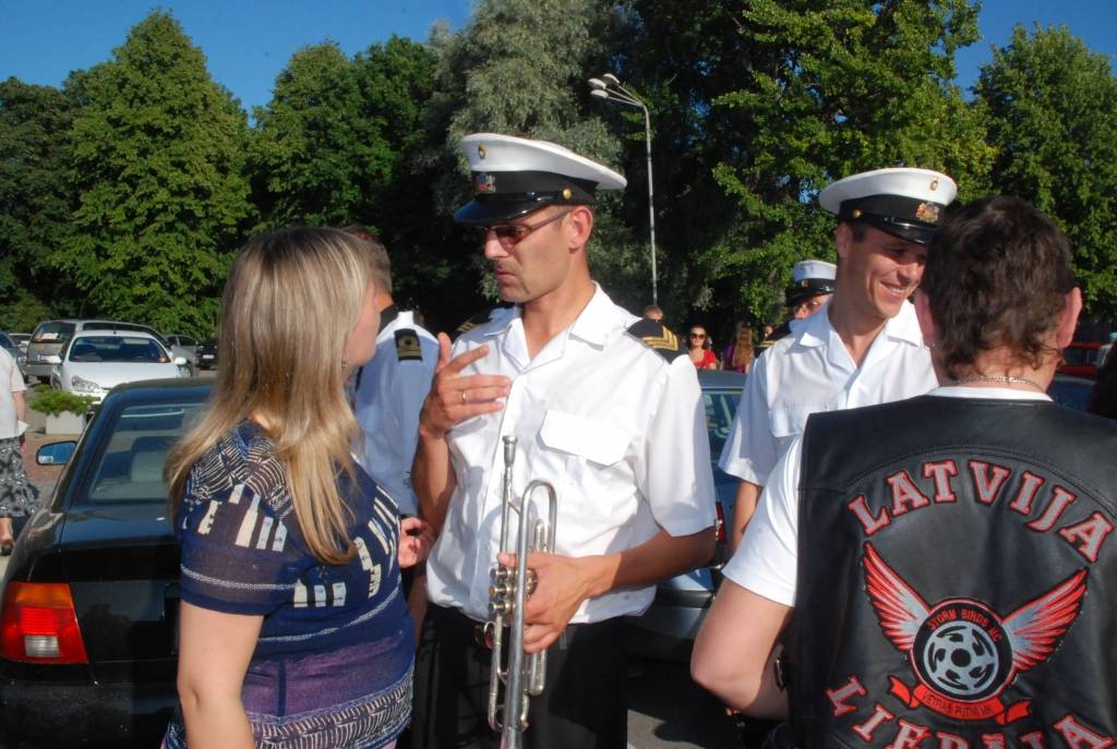 Šogad visā Latvijā ar vairākiem pasākumiem plaši tiek atzīmēta Latvijas armijas dibināšanas 90. gadadiena. Nacionālo Bruņoto spēku orķestris jau trīsreiz nospēlējis arī Liepājā (vakar, 29. jūlijā, – Rožu laukumā), vēl uz divām defilē...
