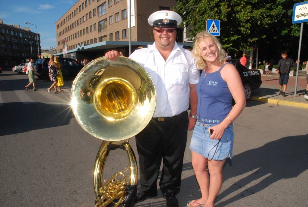 Šogad visā Latvijā ar vairākiem pasākumiem plaši tiek atzīmēta Latvijas armijas dibināšanas 90. gadadiena. Nacionālo Bruņoto spēku orķestris jau trīsreiz nospēlējis arī Liepājā (vakar, 29. jūlijā, – Rožu laukumā), vēl uz divām defilē...