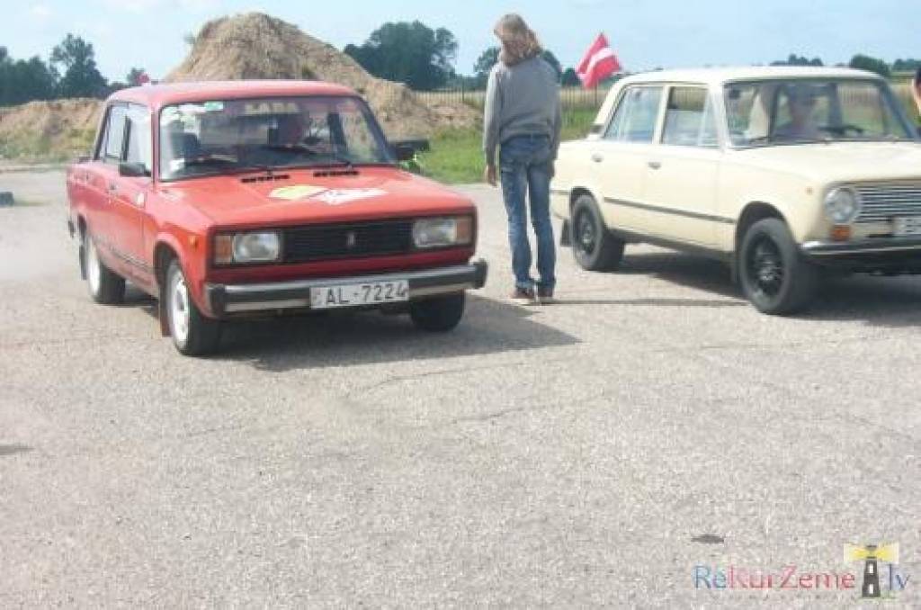 Ar parādi pa Liepājas ielām un sacenšanos Rudes trasē Otaņķos 24. un 25. jūlijā izskanējis Latvijas otrais žiguļu salidojums. Uz to bija ieradušies astoņi dalībnieki no Rīgas, Jelgavas, Talsiem un Liepājas.
Rudes trasē salidojuma...
Autors: Uldis Dobelis