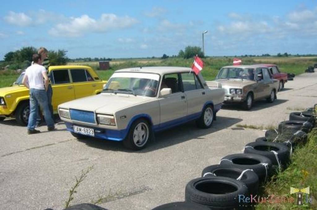 Ar parādi pa Liepājas ielām un sacenšanos Rudes trasē Otaņķos 24. un 25. jūlijā izskanējis Latvijas otrais žiguļu salidojums. Uz to bija ieradušies astoņi dalībnieki no Rīgas, Jelgavas, Talsiem un Liepājas.
Rudes trasē salidojuma...
Autors: Uldis Dobelis