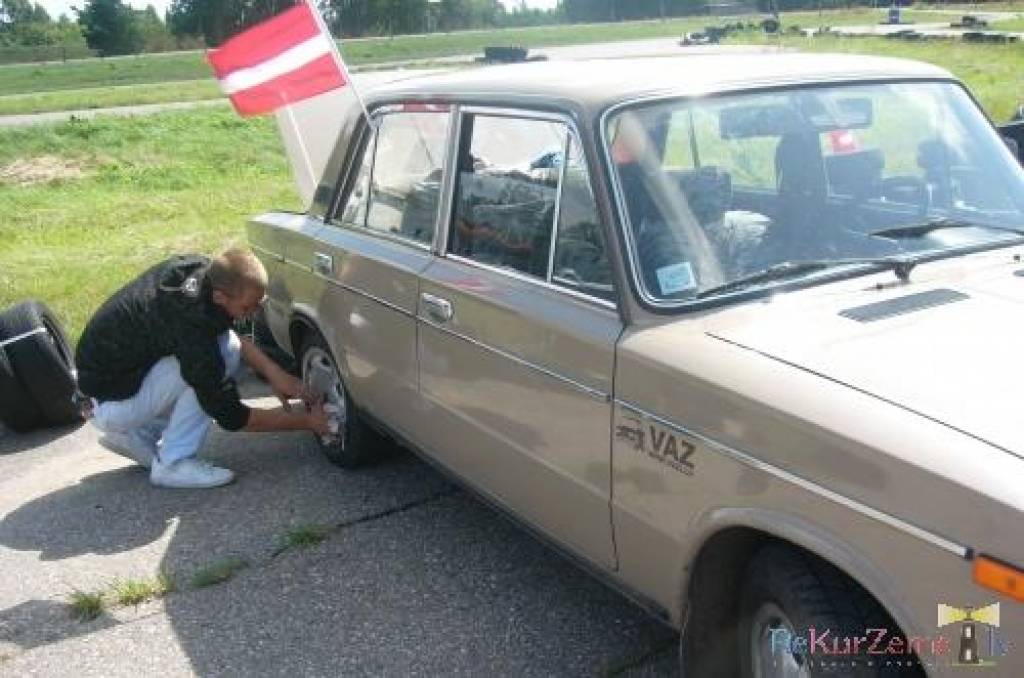 Ar parādi pa Liepājas ielām un sacenšanos Rudes trasē Otaņķos 24. un 25. jūlijā izskanējis Latvijas otrais žiguļu salidojums. Uz to bija ieradušies astoņi dalībnieki no Rīgas, Jelgavas, Talsiem un Liepājas.
Rudes trasē salidojuma...
Autors: Uldis Dobelis