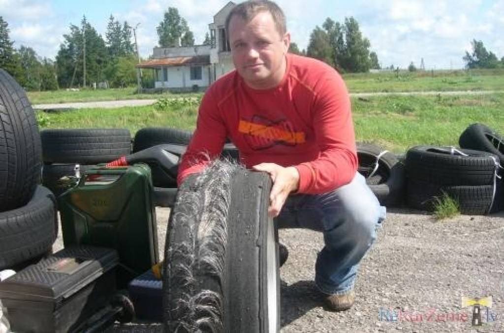 Ar parādi pa Liepājas ielām un sacenšanos Rudes trasē Otaņķos 24. un 25. jūlijā izskanējis Latvijas otrais žiguļu salidojums. Uz to bija ieradušies astoņi dalībnieki no Rīgas, Jelgavas, Talsiem un Liepājas.
Rudes trasē salidojuma...
Autors: Uldis Dobelis